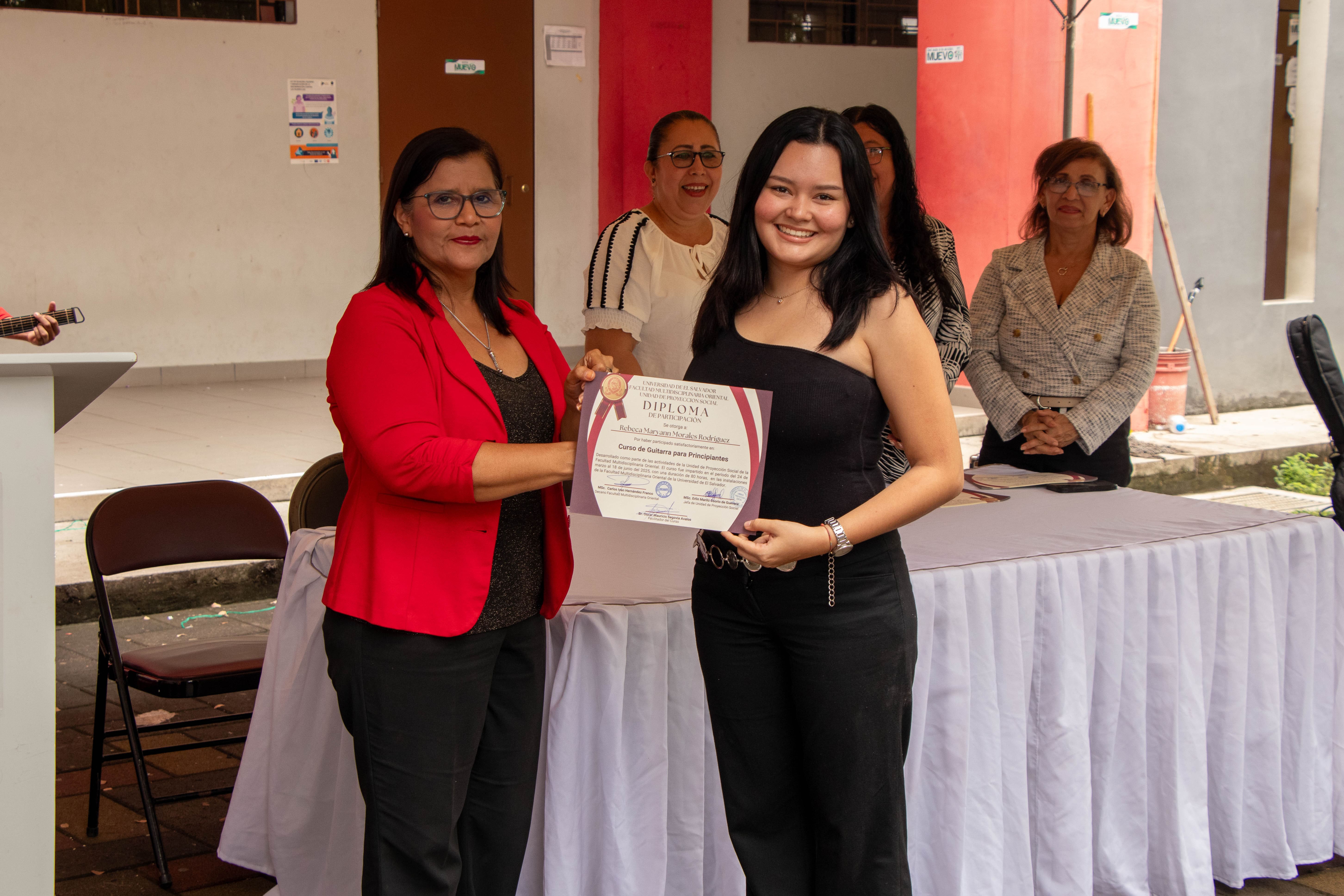 Formando talento desde las cuerdas: clausura del curso de guitarra en la Facultad Multidisciplinaria Oriental